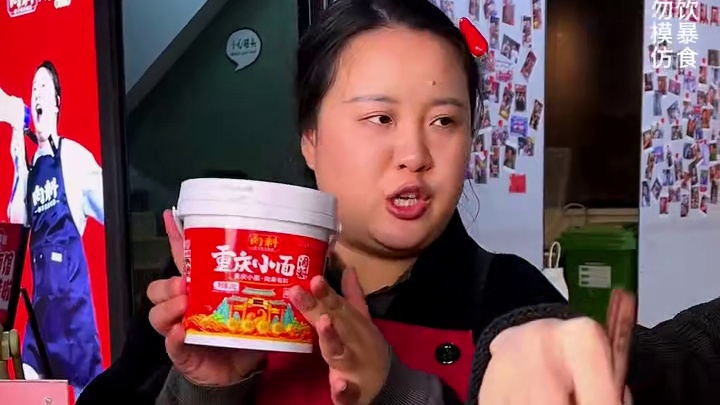 四川美女挑战2斤面对味道是赞不绝口#重庆小面 #小面调料