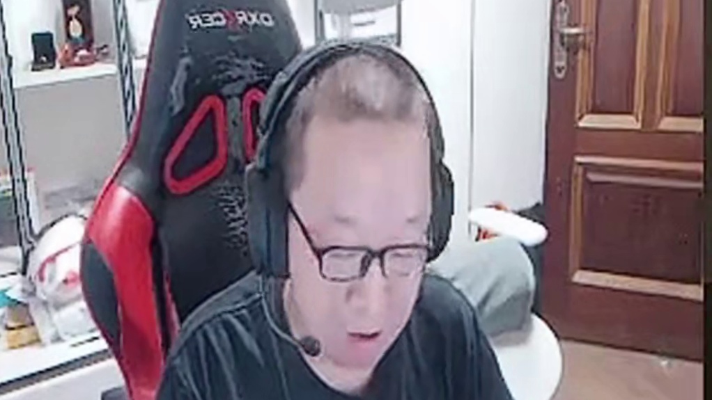 队友用倔鸡语音包 倔鸡问是谁的 队友说淀粉肠的 倔鸡直接开始自黑 还点名厂君是吧