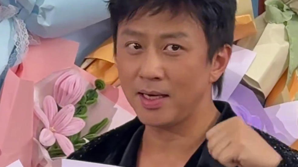 #邓超 在媒体朋友们的欢呼声中登场，原来超哥不知道“饭撒”是什么 但他还是很配合