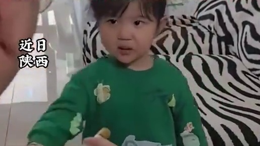 萌娃用“冷静”的力量来克服喝药，网友：奇奇怪怪、可可爱爱、还意外有用！