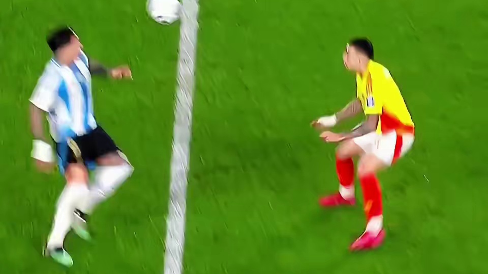 顽强扳平！十人阿根廷1比1哥伦比亚 #恩佐 踢人染红 阿尔马达破门建功 #足球的魅力#梅西#阿根廷1