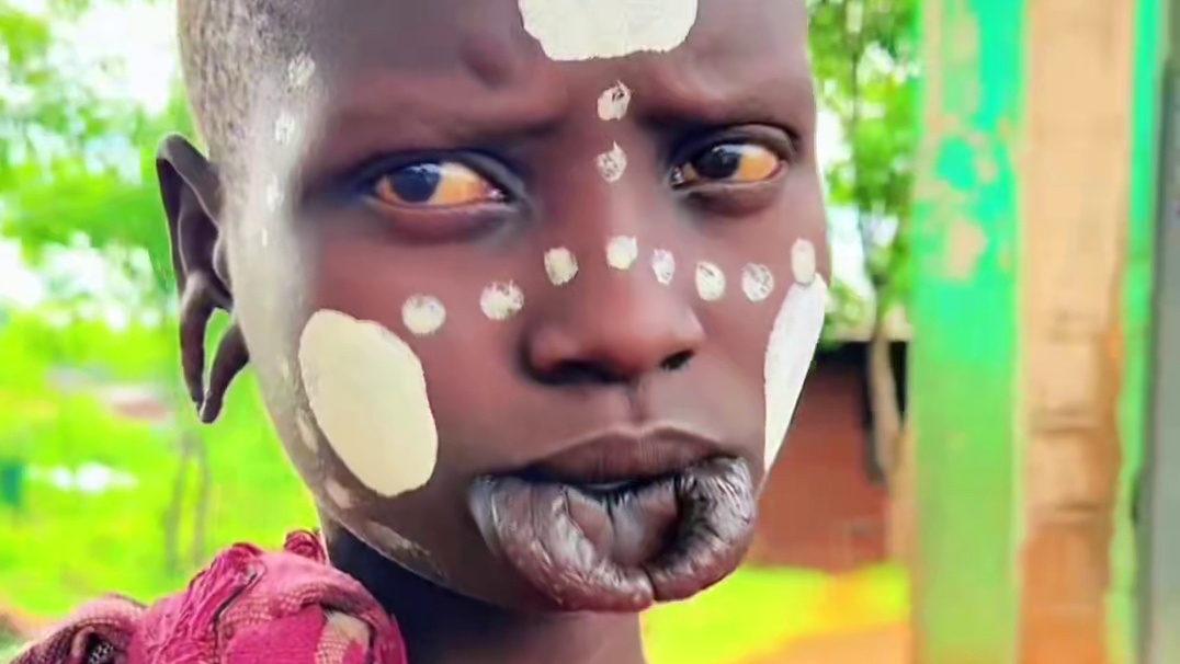 很难想象在21世纪还有这样的习俗！ #唇盘族 #埃塞俄比亚 #习俗