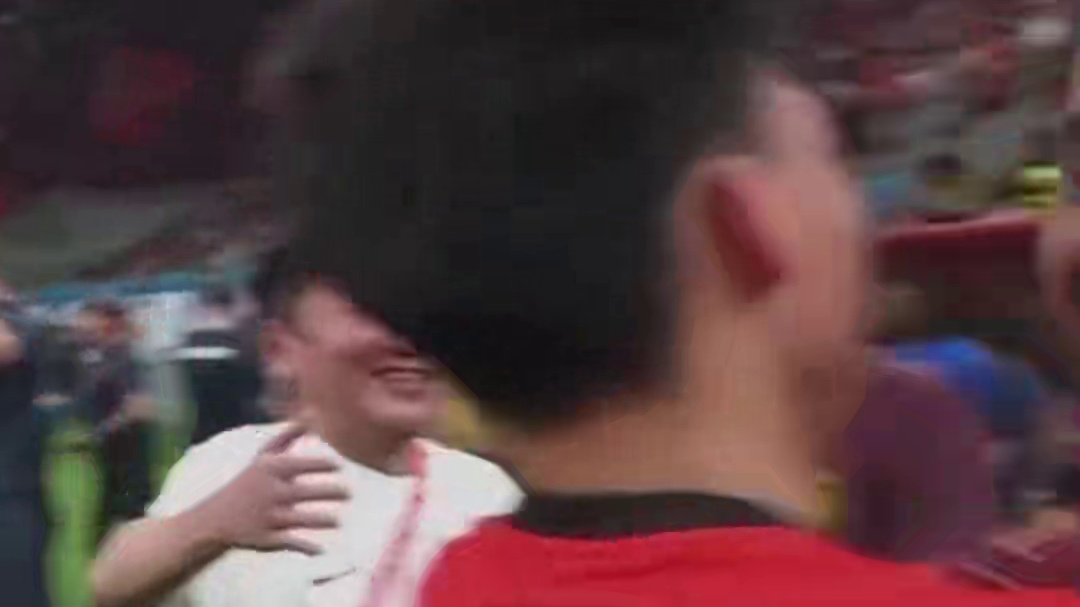 如金子般闪耀！国足队员赛后纷纷祝贺打入绝杀球的王钰栋，他的出现也让老大哥们可以放心离开了