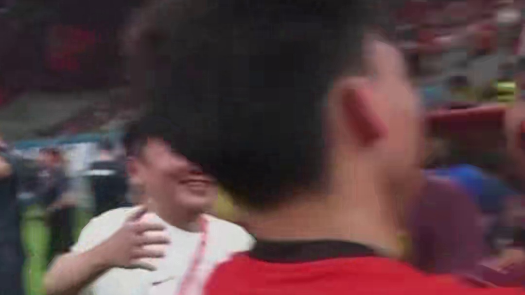 如金子般闪耀！国足队员赛后纷纷祝贺打入绝杀球的王钰栋，他的出现也让老大哥们可以放心离开了