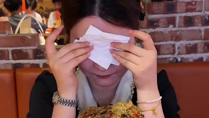 今日挑战花60多在破破烂烂烤肉自助家炫爆辣肥牛！看看到底有多爽！#流浪泡泡辣爆了挑战 #辣烤肥牛上新