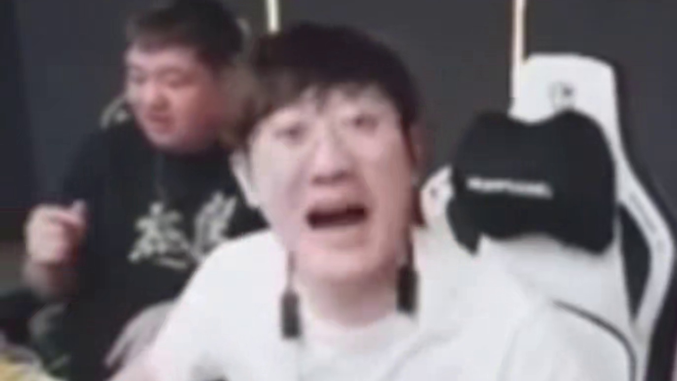 借号口型老白再次上演？弹幕问老白白虎为什么42发子弹.老白直接闭麦展示.给红旗都笑疯了#穿越火线 #