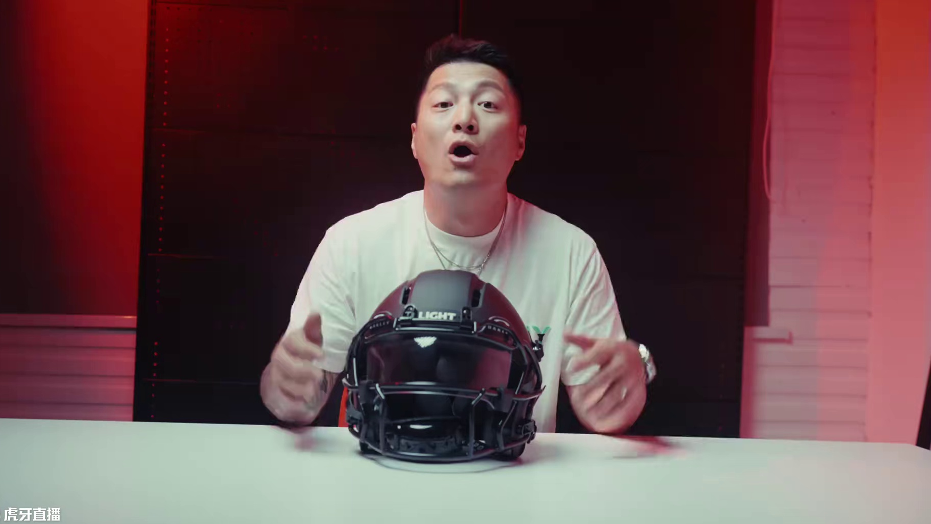 【实物评测】目前排名第一的橄榄球头盔 今天我在看到LIGHT APACHE实物后
我断定橄榄球头盔的