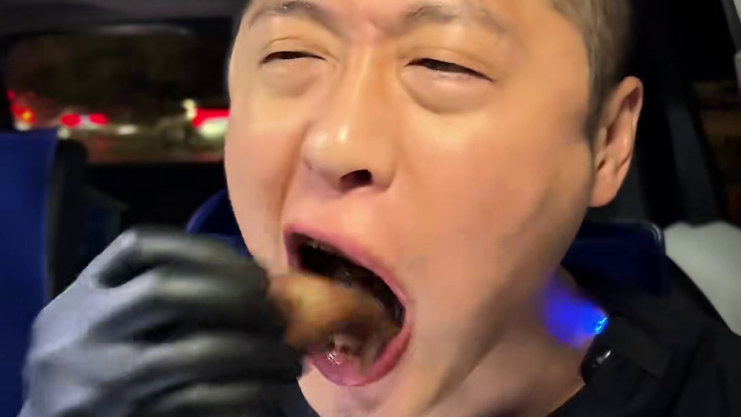 深夜小鳗鱼快乐水嘎嘎香 #鳗鱼 #深夜放毒 #大口吃肉的感觉真好 #妈呀太香了