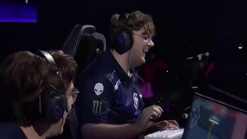 他装假身赢了必输的残局，最后直接翻盘 #无畏契约 #情报马 #无畏契约多伦多大师赛 #游戏