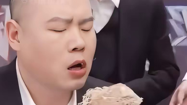 《长安的荔枝》主演私下吃饭差距？岳云鹏狂炫饺子，雷佳音大口嗦麻辣烫，那尔那茜街头啃煎饼果子#岳云鹏 