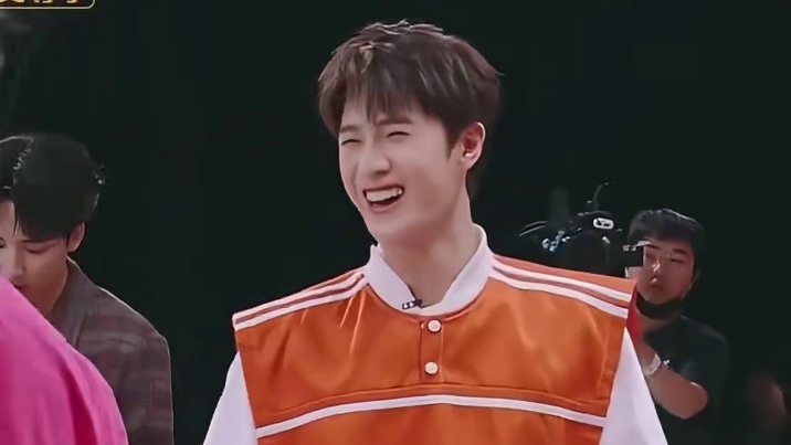 其他人都在磕cp，只有小林在认真玩游戏