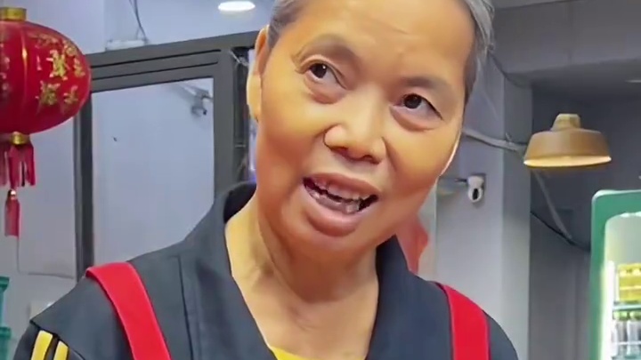 八戒两秒一碗螺蛳粉， 1分钟吃完狂赚阿姨5000块！ #螺蛳粉