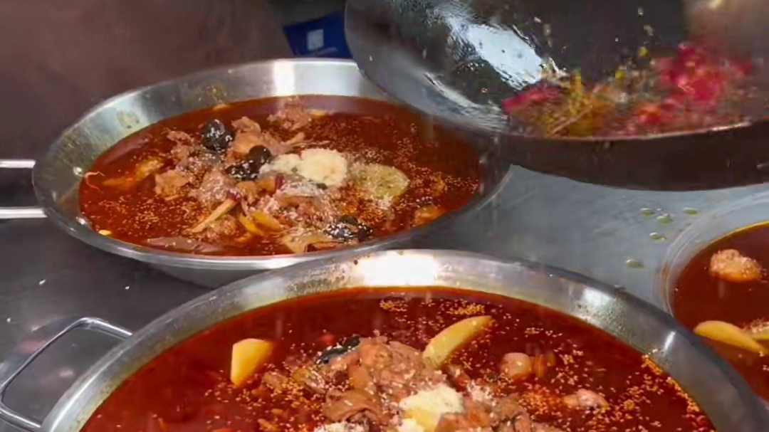 藏在中和菜市30多年的兔火锅