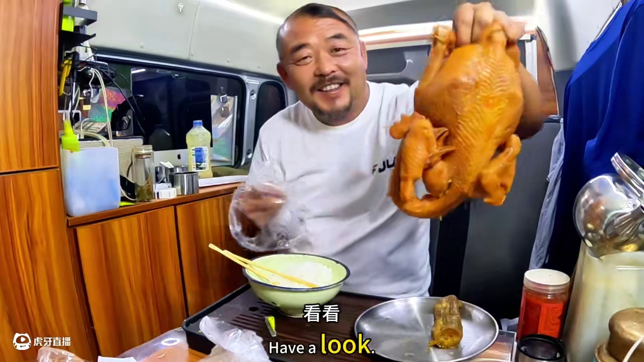 加格达奇下了一天雨，和尚躲在车里啃烧鸡，比神仙都牛#太香啦 #美食