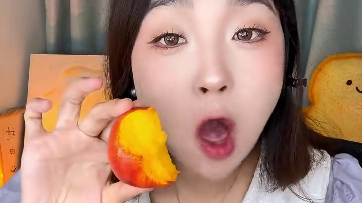 这个桃子真的！！！！油桃里面我试过好几家贼好吃没有之一！！桃香味特别浓！好吃好吃！#一口一个 #油桃
