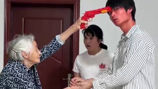 奶奶人狠话不多 #娱乐评论大赏 #万万没想到 #离谱 #搞笑 #看一次笑一次