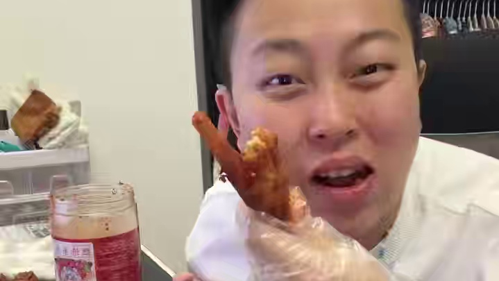 云南特色佤味鸡爪，真的走哪我都要带着#鸡爪 #吃辣挑战