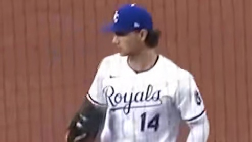 基操勿6皆坐！皇家三垒手迈克尔-加西亚极限接球坐在地上主导了这次双杀守备帮助球队化解满垒大危机
明日