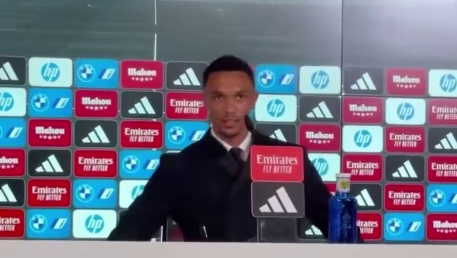 阿诺德出席加盟皇马新闻发布会，他将接过马塞洛的号码，身披12号球衣