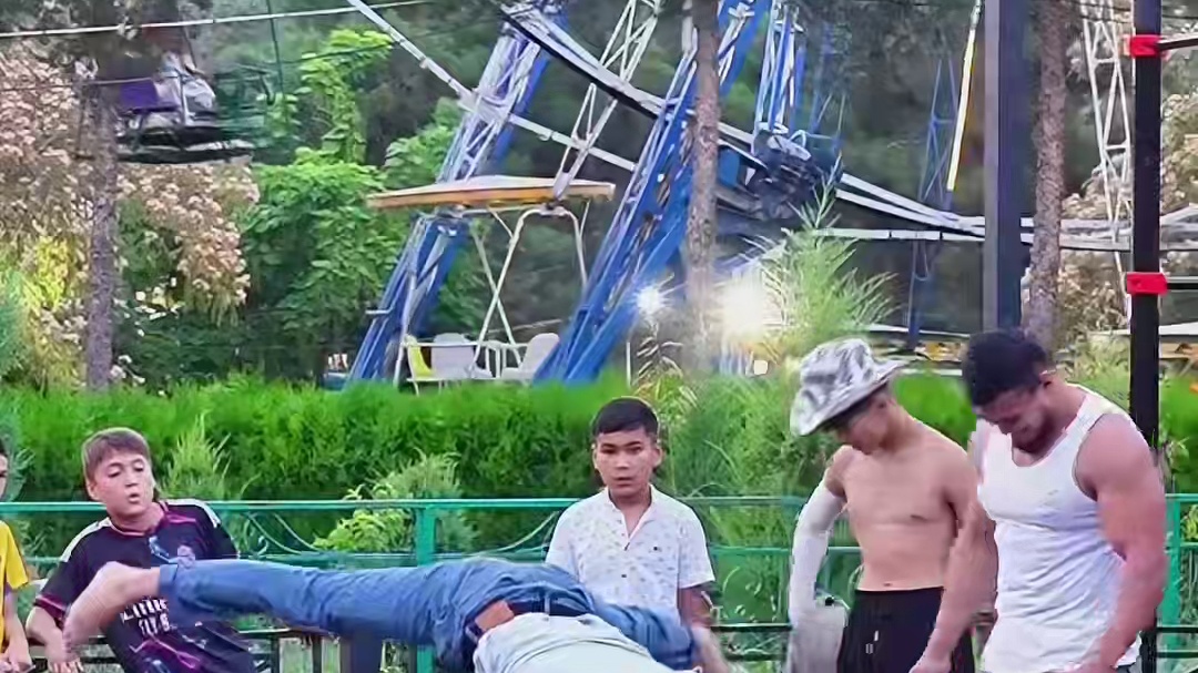 街头整蛊 假扮老人 #哈哈哈笑死我了 #热门搞笑视频 #搞笑生活日常