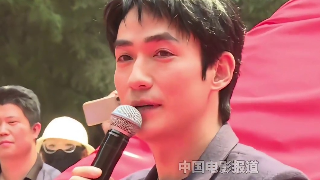 #朱一龙回应获北京电影学院电影表演奖  #朱一龙  回母校北京电影学院领奖，他凭借#河边的错误  获