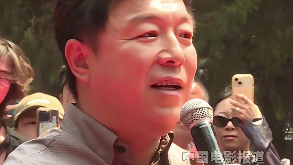 #黄渤回应获北京电影学院电影表演奖  #黄渤  回母校北京电影学院领奖，他凭借#涉过愤怒的海   获