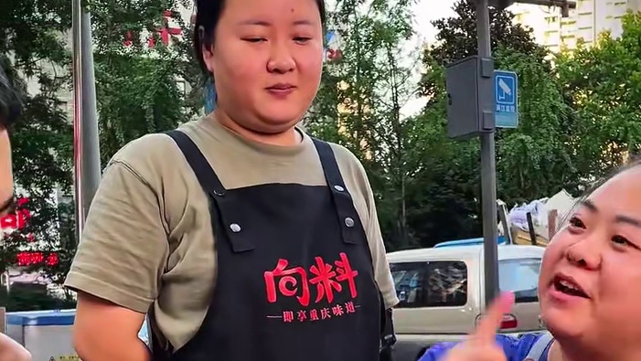 新疆小伙挑战1斤泡椒米线，第一口就吃出了方言，有没有新疆的朋友知道他说的啥？#美食 #挑战 #米线 