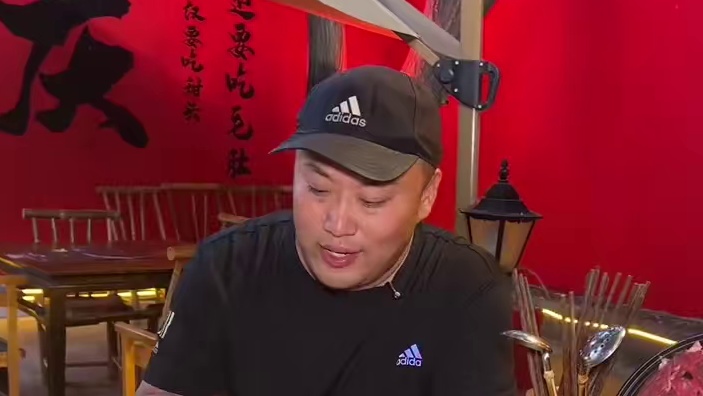 夏日凉风吹拂，在红墙小院里吃一顿过瘾实惠的火锅 #小红渝老火锅#火锅#火锅约起来