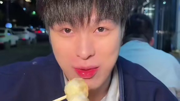 小笼包免单挑战吃到老板怀疑人生？！帅哥美女再加2000元奖金#极限挑战 #小笼包#妈呀太香了#好好吃