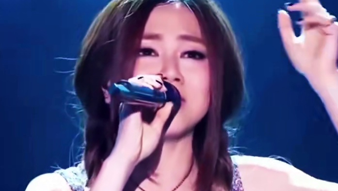 邓紫棋6年音乐维权路终于迎来重录旧专辑的机会 这首变做路人也是重录后首次现场演唱，歌迷朋友听后泣不成