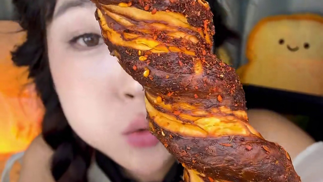 他家是50g一个呢！个头更大，空炸一下还原酥脆口感！吃起来一点都不甜腻！配料干净的哦！
香辣碱水棒：