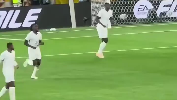 亚马尔是我见过唯一一个从来不会隐身的球员（中）