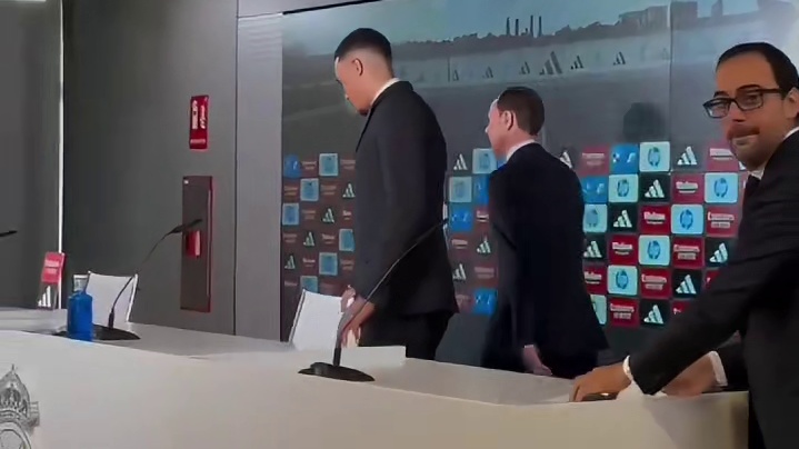 阿诺德出席加盟皇马新闻发布会，他将接过马塞洛的号码