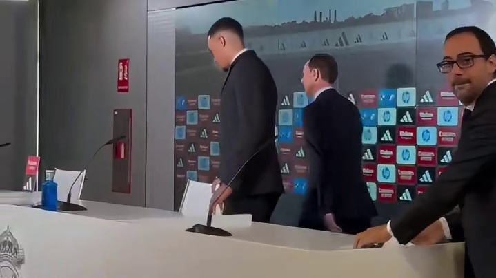 阿诺德出席加盟皇马新闻发布会，他将接过马塞洛的号码