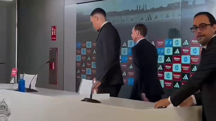 阿诺德出席加盟皇马新闻发布会#足球