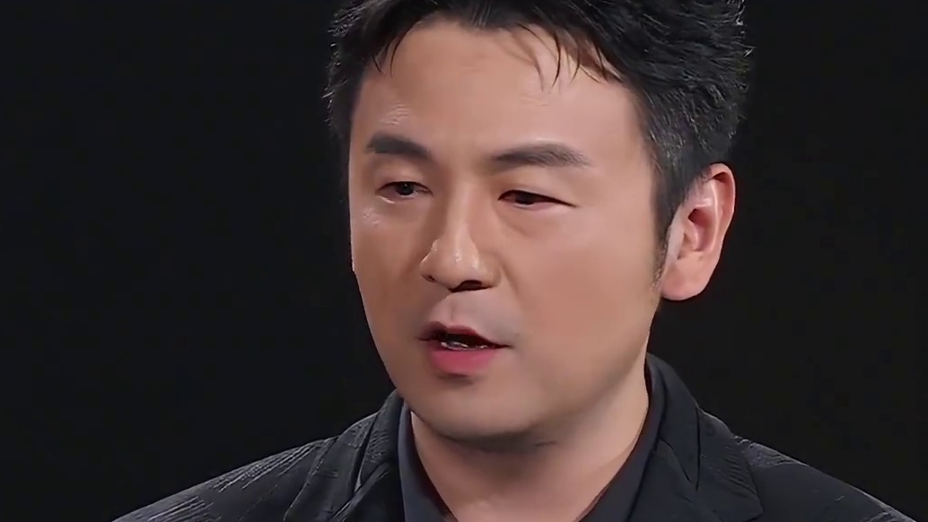 2025微博电影之夜 #雷佳音  获年度榜样演员，现场回看12年前采访狂摇头，直呼“知道有现在的话，