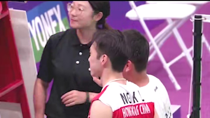 匹配机制相当逆天，伍家朗签名和合影令球迷羡慕不已。 #羽毛球