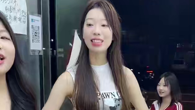 欢迎四川贵州云南的妹妹来南京旅游，这次耿学长拿着特色美食给她们品尝了下，没有给咱们南京人丢脸#南京美