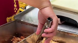 成都街頭偶遇豆皮刺客，堪比切糕