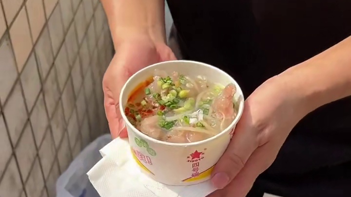 街边偶遇铁桶滑肉一碗10块