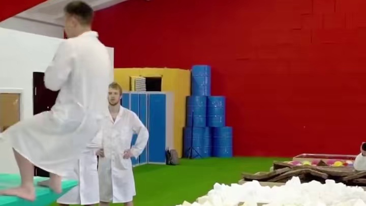 如果人不小心从高空跌落，砸在什么物体上才能保命？ #科普 #高空坠落 #实验