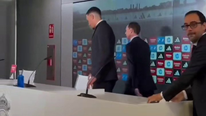 阿诺德出席加盟皇马新闻发布会，他将接过马塞洛的号码