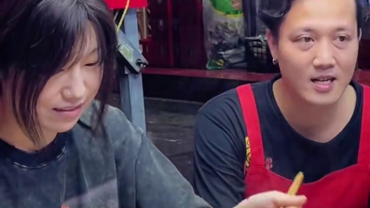 南京美女坐飞机来挑战冰火两重天，狂赚八戒5两螺蛳粉~#螺蛳粉