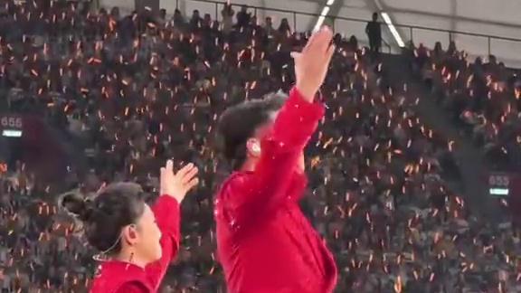为何曾毅敢公开“曾脚踹女员工”？看到他事后的态度，才知啥叫“国民级偶像” #曾毅  #凤凰传奇 #曾