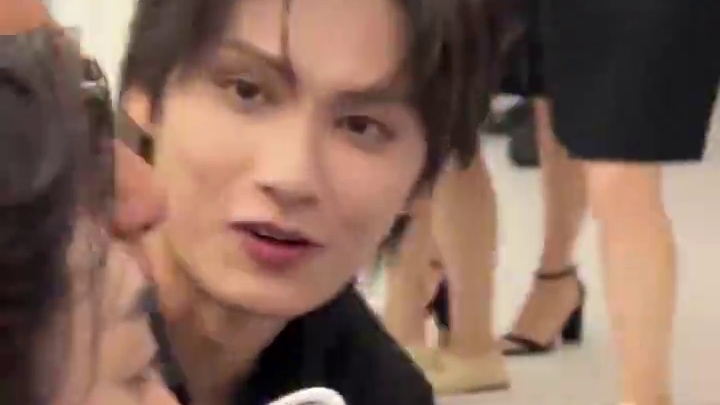 #第27届上海电影节开幕式 康康后台的#文俊辉 在干什么~一身黑西装帅气亮相#上海国际电影节 ，期待