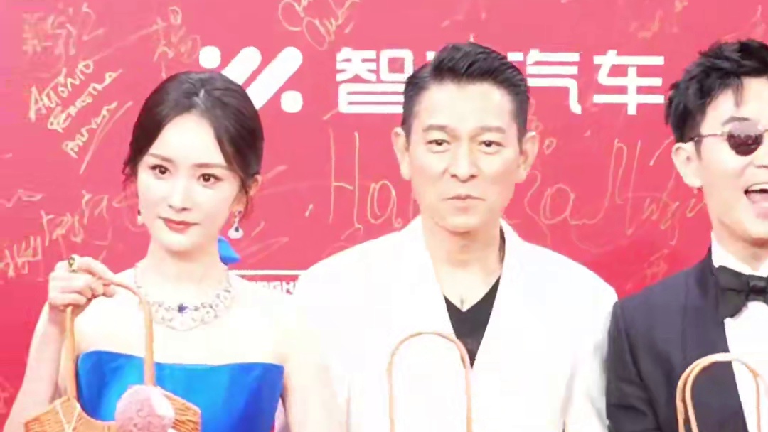 #杨幂很开心和刘德华一起走红毯 #杨幂 说感谢#上海国际电影节 和#电影长安的荔枝 能让她和#刘德华