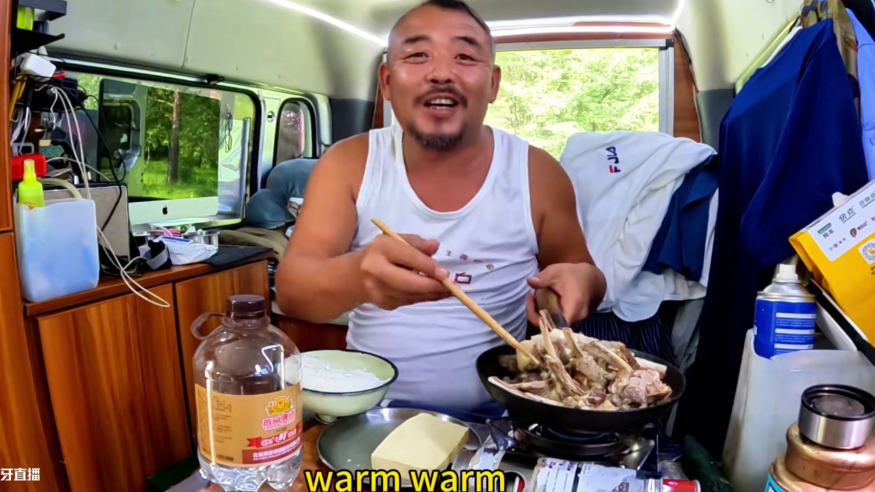 沙大厨又厉害了，羊排用锅煎着吃，真有才#太香啦 #草原的味道