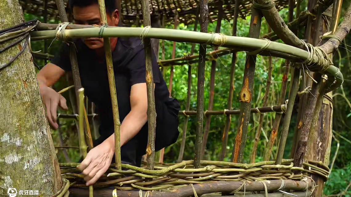 第2集：谁能想到一棵枯树竟然被男人建造成舒适的小屋