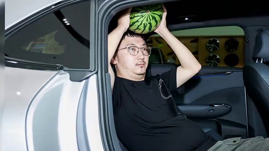 小鹏G7的展车一到店，就吸引了不少鹏友前去看车！ #年轻人都去门店看小鹏G7 #小鹏G7 #小鹏汽车