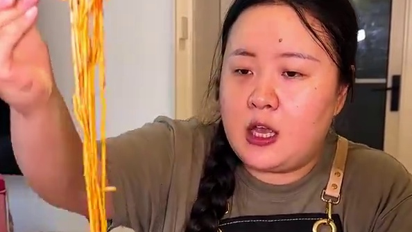 胖妹试吃了上百家重庆摊摊凉面才做出这一袋重庆凉面调料，你只要把面条准备好，在家就能吃到重庆街头的味道